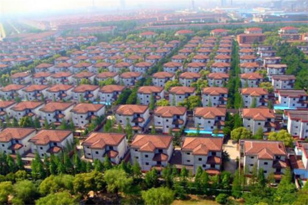 全国十佳小康村排名，华西村被誉为华夏第一村，浙江两处上榜